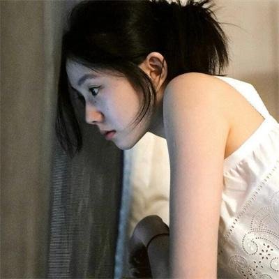 一位站立的人